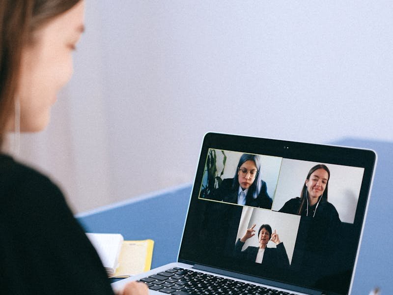 Read more about the article Master Virtual Meetings: 5 Expert Tips for Success